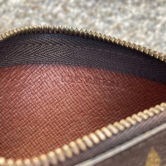 Authentic LOUIS VUITTON
Monogram Key Pouch pre-owned - Picture 8 of 16
